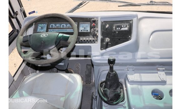 Acheter Import Voiture TATA Xenon Blanc à Import - Dubai, Central