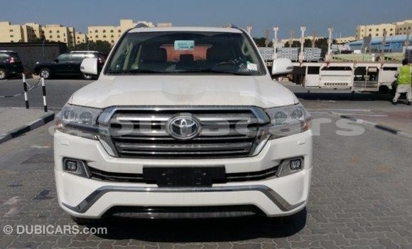 Acheter Import Voiture Toyota Land Cruiser Blanc à Import - Dubai, Central Acheter Import Voiture Toyota Land Cruiser Blanc à Import - Dubai, Central
