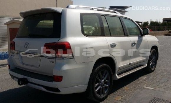 Acheter Import Voiture Toyota Land Cruiser Blanc à Import - Dubai, Central Acheter Import Voiture Toyota Land Cruiser Blanc à Import - Dubai, Central