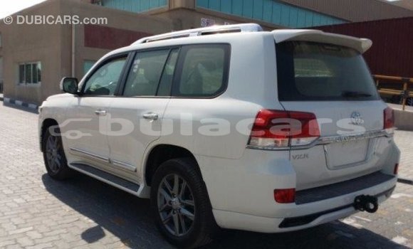 Acheter Import Voiture Toyota Land Cruiser Blanc à Import - Dubai, Central Acheter Import Voiture Toyota Land Cruiser Blanc à Import - Dubai, Central