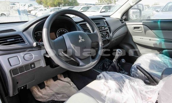 Acheter Import Voiture Mitsubishi L200 Blanc à Import - Dubai, Central Acheter Import Voiture Mitsubishi L200 Blanc à Import - Dubai, Central