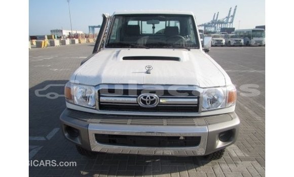 Acheter Import Voiture Toyota Land Cruiser Blanc à Import - Dubai, Central Acheter Import Voiture Toyota Land Cruiser Blanc à Import - Dubai, Central