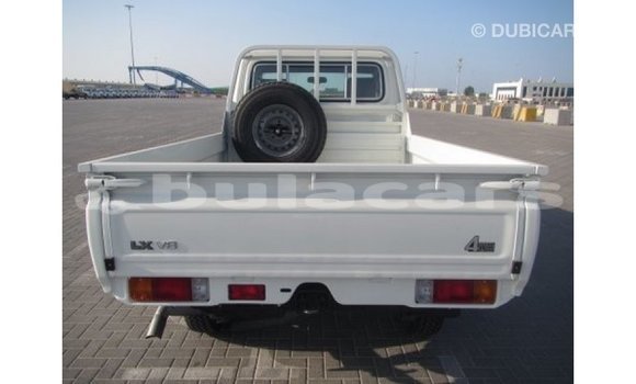 Acheter Import Voiture Toyota Land Cruiser Blanc à Import - Dubai, Central Acheter Import Voiture Toyota Land Cruiser Blanc à Import - Dubai, Central
