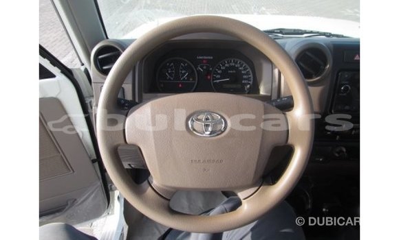 Acheter Import Voiture Toyota Land Cruiser Blanc à Import - Dubai, Central Acheter Import Voiture Toyota Land Cruiser Blanc à Import - Dubai, Central