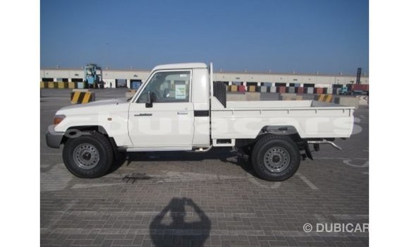 Acheter Import Voiture Toyota Land Cruiser Blanc à Import - Dubai, Central Acheter Import Voiture Toyota Land Cruiser Blanc à Import - Dubai, Central