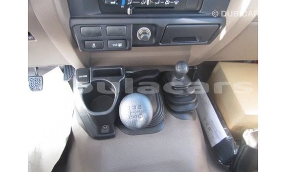 Acheter Import Voiture Toyota Land Cruiser Blanc à Import - Dubai, Central Acheter Import Voiture Toyota Land Cruiser Blanc à Import - Dubai, Central