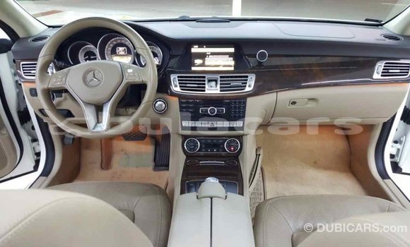 Buy Import Mercedes-Benz 190 (W201) White Car in Import - Dubai in Central Buy Import Mercedes-Benz 190 (W201) White Car in Import - Dubai in Central