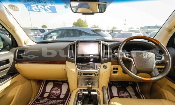 Buy Import Toyota Land Cruiser White Car in Import - Dubai in Central Buy Import Toyota Land Cruiser White Car in Import - Dubai in Central