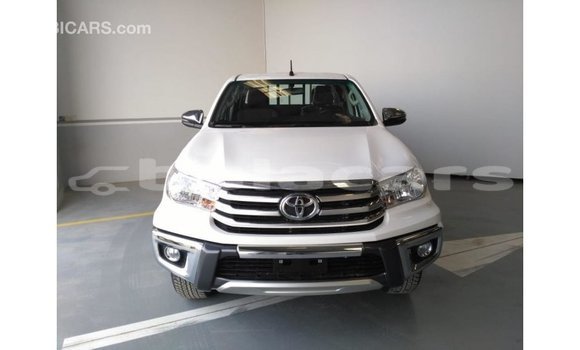 Acheter Import Voiture Toyota Hilux Blanc à Import - Dubai, Central Acheter Import Voiture Toyota Hilux Blanc à Import - Dubai, Central