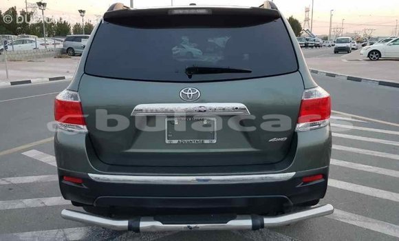 Buy Import Toyota Highlander Green Car in Import - Dubai in Central Buy Import Toyota Highlander Green Car in Import - Dubai in Central