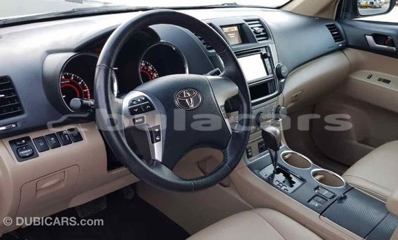 Buy Import Toyota Highlander Green Car in Import - Dubai in Central Buy Import Toyota Highlander Green Car in Import - Dubai in Central