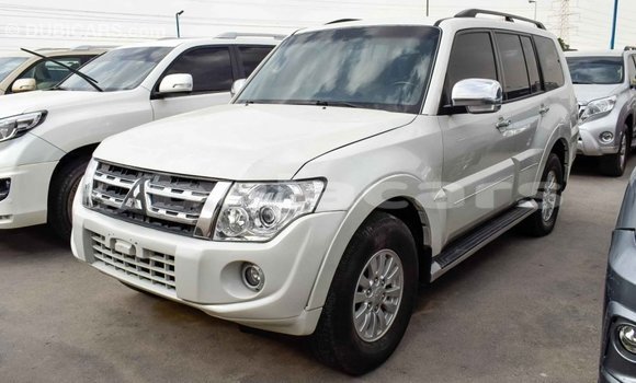Acheter Import Voiture Mitsubishi Pajero Blanc à Import - Dubai, Central Acheter Import Voiture Mitsubishi Pajero Blanc à Import - Dubai, Central