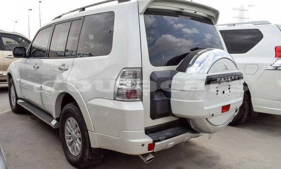 Acheter Import Voiture Mitsubishi Pajero Blanc à Import - Dubai, Central Acheter Import Voiture Mitsubishi Pajero Blanc à Import - Dubai, Central