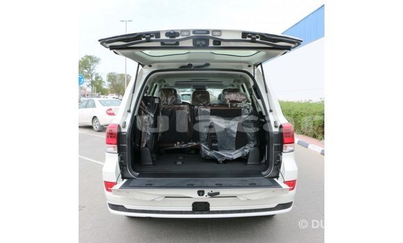 Acheter Import Voiture Toyota Land Cruiser Blanc à Import - Dubai, Central Acheter Import Voiture Toyota Land Cruiser Blanc à Import - Dubai, Central