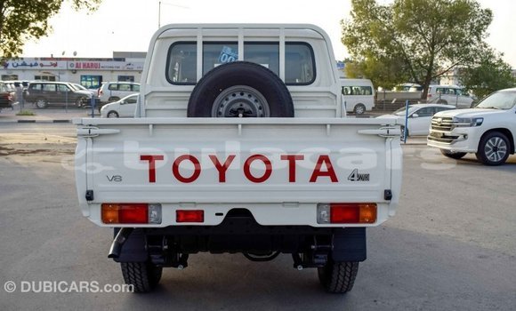 Acheter Import Voiture Toyota Land Cruiser Blanc à Import - Dubai, Central Acheter Import Voiture Toyota Land Cruiser Blanc à Import - Dubai, Central