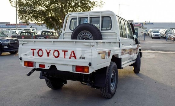 Acheter Import Voiture Toyota Land Cruiser Blanc à Import - Dubai, Central Acheter Import Voiture Toyota Land Cruiser Blanc à Import - Dubai, Central