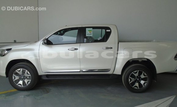 Acheter Import Voiture Toyota Hilux Blanc à Import - Dubai, Central Acheter Import Voiture Toyota Hilux Blanc à Import - Dubai, Central