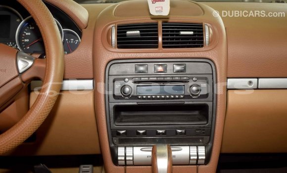 Acheter Import Voiture Porsche Cayenne Vert à Import - Dubai, Central Acheter Import Voiture Porsche Cayenne Vert à Import - Dubai, Central