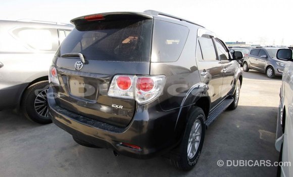 Acheter Import Voiture Toyota Fortuner Gris à Import - Dubai, Central Acheter Import Voiture Toyota Fortuner Gris à Import - Dubai, Central