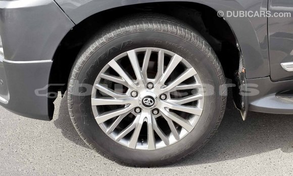 Acheter Import Voiture Toyota Land Cruiser Gris à Import - Dubai, Central Acheter Import Voiture Toyota Land Cruiser Gris à Import - Dubai, Central