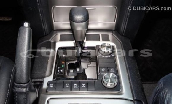 Acheter Import Voiture Toyota Land Cruiser Blanc à Import - Dubai, Central Acheter Import Voiture Toyota Land Cruiser Blanc à Import - Dubai, Central