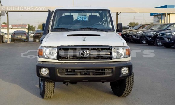 Acheter Import Voiture Toyota Land Cruiser Blanc à Import - Dubai, Central Acheter Import Voiture Toyota Land Cruiser Blanc à Import - Dubai, Central