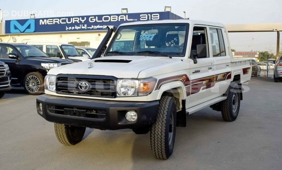 Acheter Import Voiture Toyota Land Cruiser Blanc à Import - Dubai, Central Acheter Import Voiture Toyota Land Cruiser Blanc à Import - Dubai, Central