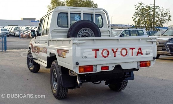 Acheter Import Voiture Toyota Land Cruiser Blanc à Import - Dubai, Central Acheter Import Voiture Toyota Land Cruiser Blanc à Import - Dubai, Central