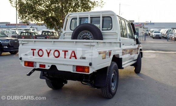 Acheter Import Voiture Toyota Land Cruiser Blanc à Import - Dubai, Central Acheter Import Voiture Toyota Land Cruiser Blanc à Import - Dubai, Central