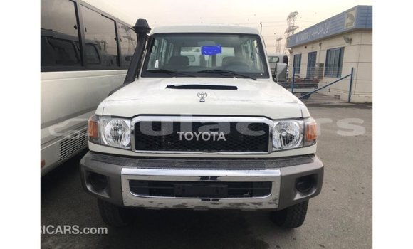 Acheter Import Voiture Toyota Land Cruiser Blanc à Import - Dubai, Central Acheter Import Voiture Toyota Land Cruiser Blanc à Import - Dubai, Central