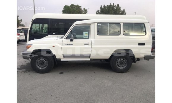 Acheter Import Voiture Toyota Land Cruiser Blanc à Import - Dubai, Central Acheter Import Voiture Toyota Land Cruiser Blanc à Import - Dubai, Central