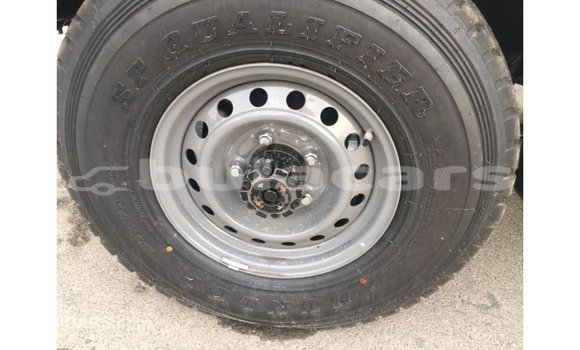 Acheter Import Voiture Toyota Land Cruiser Blanc à Import - Dubai, Central Acheter Import Voiture Toyota Land Cruiser Blanc à Import - Dubai, Central