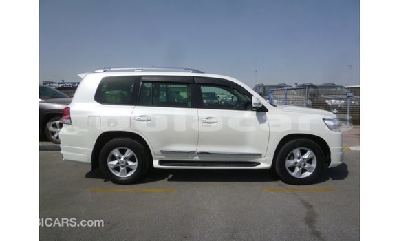 Buy Import Toyota Land Cruiser White Car in Import - Dubai in Central Buy Import Toyota Land Cruiser White Car in Import - Dubai in Central