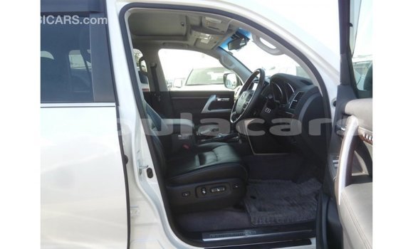 Buy Import Toyota Land Cruiser White Car in Import - Dubai in Central Buy Import Toyota Land Cruiser White Car in Import - Dubai in Central