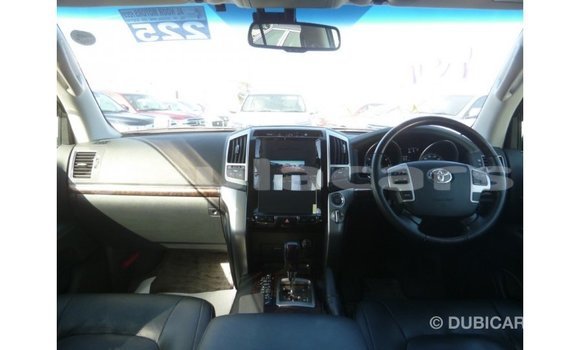 Buy Import Toyota Land Cruiser White Car in Import - Dubai in Central Buy Import Toyota Land Cruiser White Car in Import - Dubai in Central