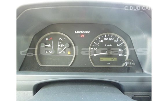 Buy Import Toyota Land Cruiser White Car in Import - Dubai in Central Buy Import Toyota Land Cruiser White Car in Import - Dubai in Central