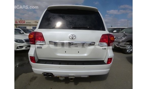 Buy Import Toyota Land Cruiser White Car in Import - Dubai in Central Buy Import Toyota Land Cruiser White Car in Import - Dubai in Central