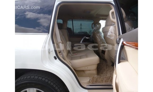 Buy Import Toyota Land Cruiser White Car in Import - Dubai in Central Buy Import Toyota Land Cruiser White Car in Import - Dubai in Central
