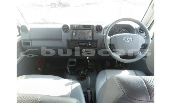 Buy Import Toyota Land Cruiser White Car in Import - Dubai in Central Buy Import Toyota Land Cruiser White Car in Import - Dubai in Central