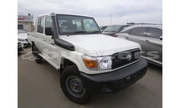 Buy Import Toyota Land Cruiser White Car in Import - Dubai in Central Buy Import Toyota Land Cruiser White Car in Import - Dubai in Central