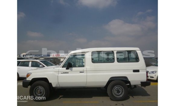 Buy Import Toyota Land Cruiser White Car in Import - Dubai in Central Buy Import Toyota Land Cruiser White Car in Import - Dubai in Central