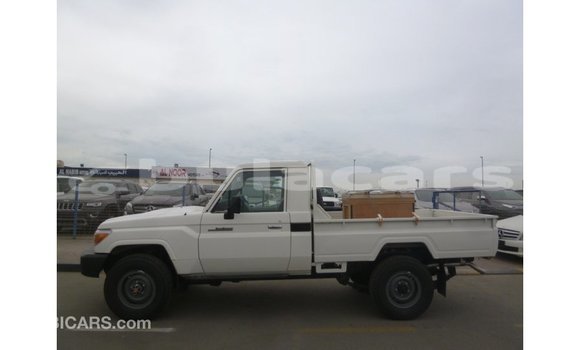 Buy Import Toyota Land Cruiser White Car in Import - Dubai in Central Buy Import Toyota Land Cruiser White Car in Import - Dubai in Central