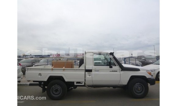 Buy Import Toyota Land Cruiser White Car in Import - Dubai in Central Buy Import Toyota Land Cruiser White Car in Import - Dubai in Central