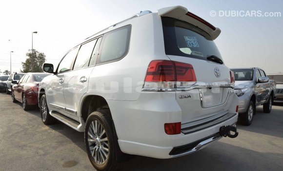 Acheter Import Voiture Toyota Land Cruiser Blanc à Import - Dubai, Central Acheter Import Voiture Toyota Land Cruiser Blanc à Import - Dubai, Central