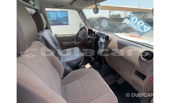 Acheter Import Voiture Toyota Land Cruiser Blanc à Import - Dubai, Central Acheter Import Voiture Toyota Land Cruiser Blanc à Import - Dubai, Central
