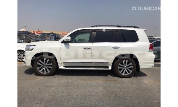 Acheter Import Voiture Toyota Land Cruiser Blanc à Import - Dubai, Central Acheter Import Voiture Toyota Land Cruiser Blanc à Import - Dubai, Central