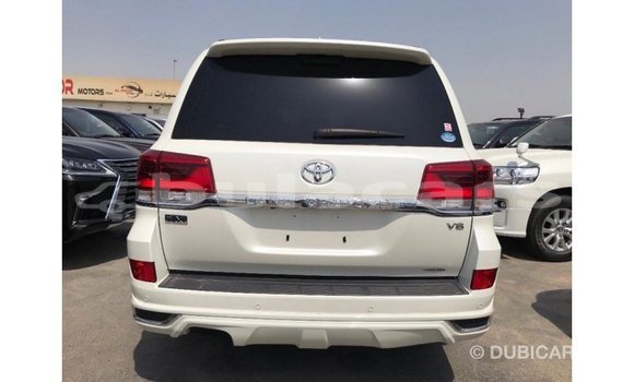 Acheter Import Voiture Toyota Land Cruiser Blanc à Import - Dubai, Central Acheter Import Voiture Toyota Land Cruiser Blanc à Import - Dubai, Central