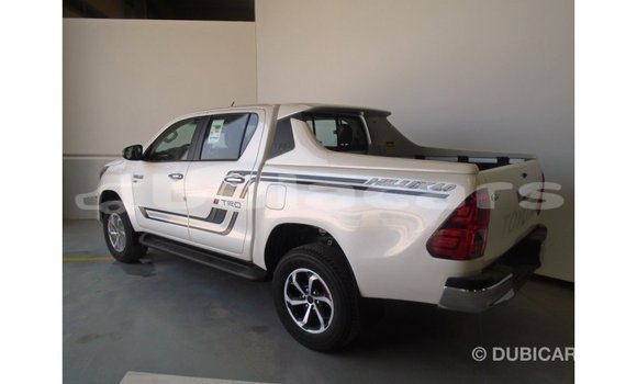 Acheter Import Voiture Toyota Hilux Blanc à Import - Dubai, Central Acheter Import Voiture Toyota Hilux Blanc à Import - Dubai, Central