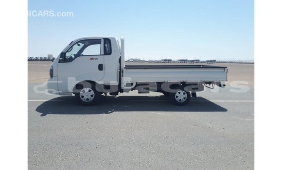 Buy Import Kia Carens White Car in Import - Dubai in Central Buy Import Kia Carens White Car in Import - Dubai in Central