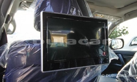 Acheter Import Voiture Toyota Land Cruiser Blanc à Import - Dubai, Central Acheter Import Voiture Toyota Land Cruiser Blanc à Import - Dubai, Central